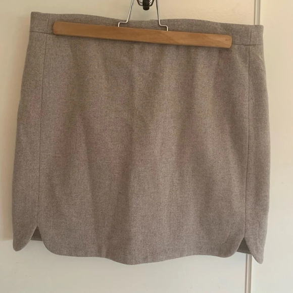 J Crew Women's Shirttail Mini Skirt
Wool Tan  Zip Up Fully Lined. Size 6 - Picture 3 of 11